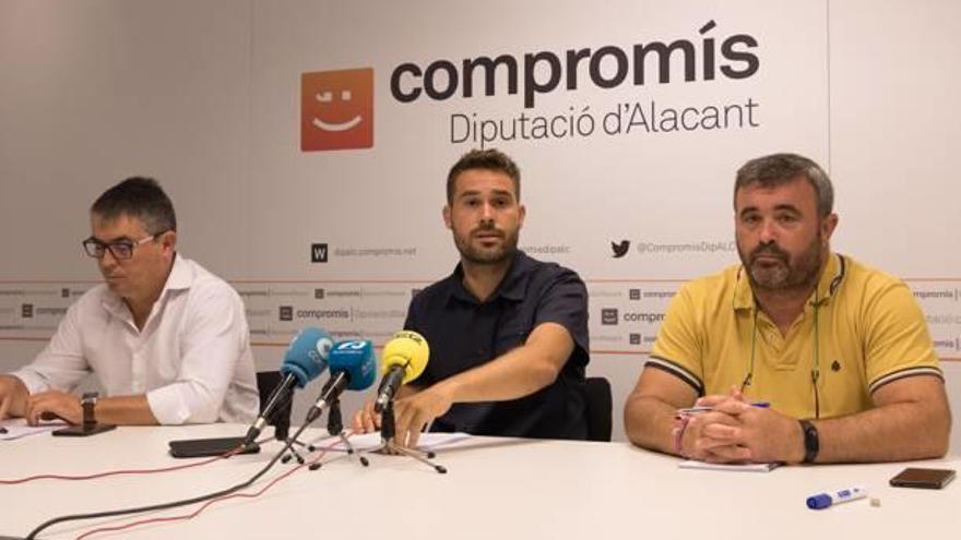 Gerard Fullana con José Manuel Penalva y Lluís Pastor, ayer en la Diputación de Alicante.