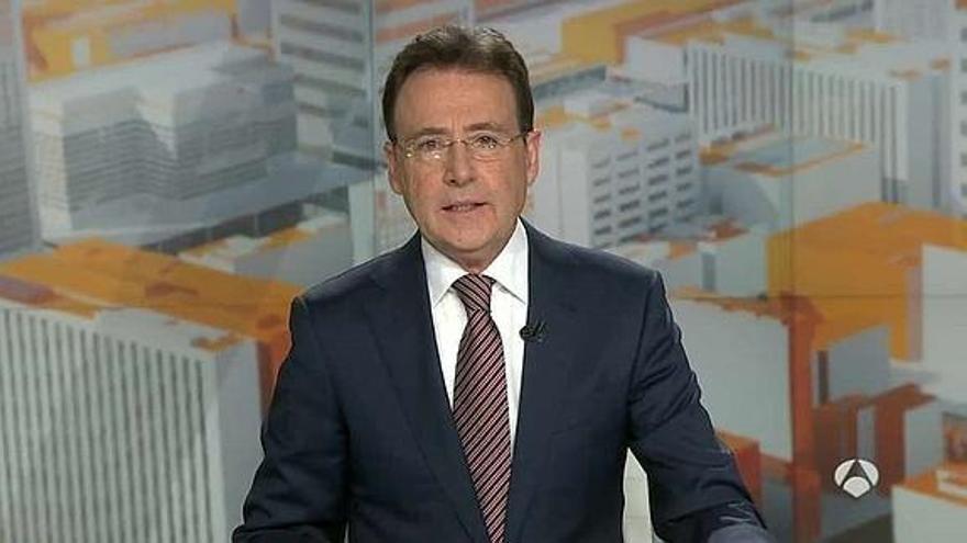 Matías Prats presenta el informativo del fin de semana en Antena 3.