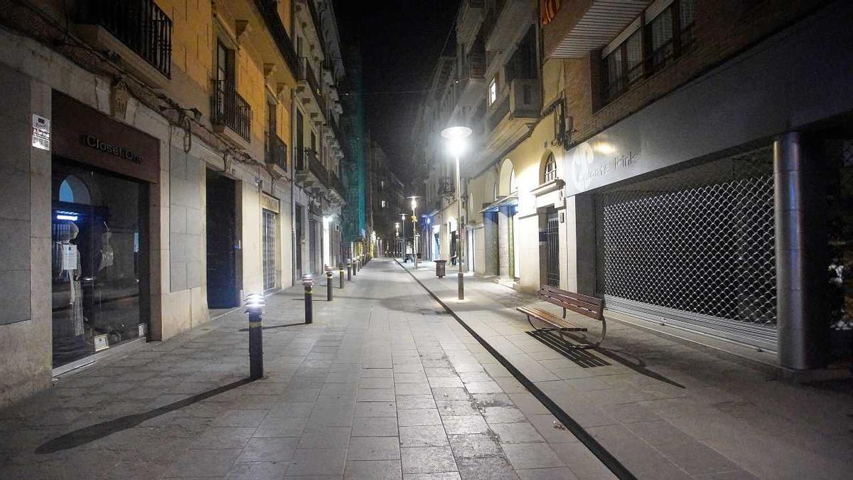 El carrer Santa Clara de la ciutat de Girona, durant el toc de queda