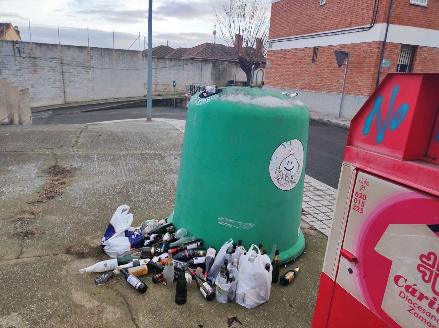 Los contenedores de vidrios sin recoger en San Isidro provocan quejas ...