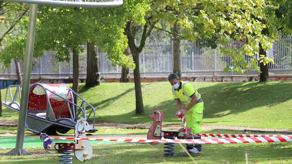 Un operario trabaja en un parque infantil.