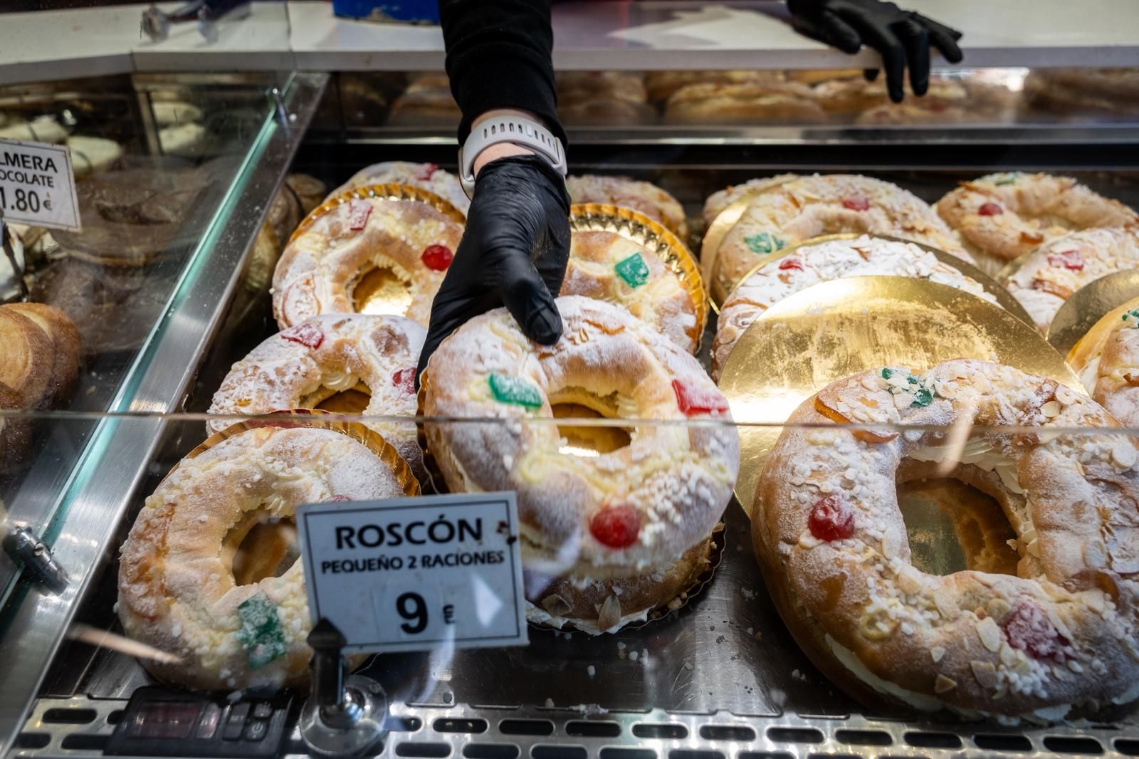 Preparación de los roscones para el día de Reyes en la pastelería Artepan de Zaragoza.