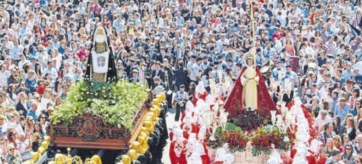 Veciños e visitantes ateigan as rúas de Ferrol para presenciar as procesións de Semana Santa.