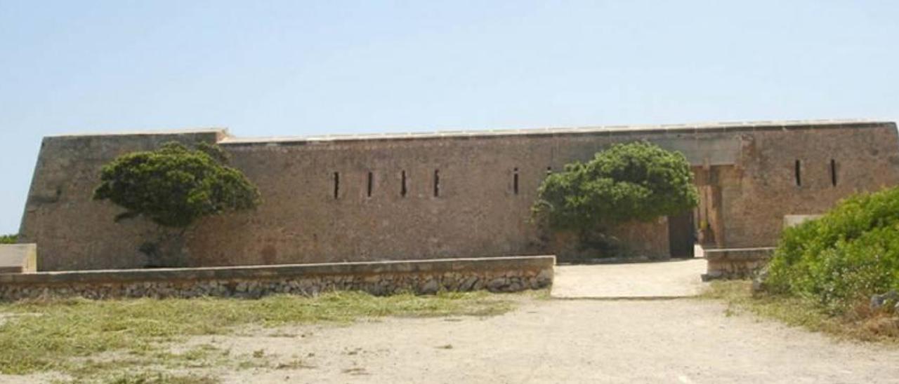 Imagen de es Fortí de Cala Llonga, declarado monumento en 1949 y, posteriormente, BIC.