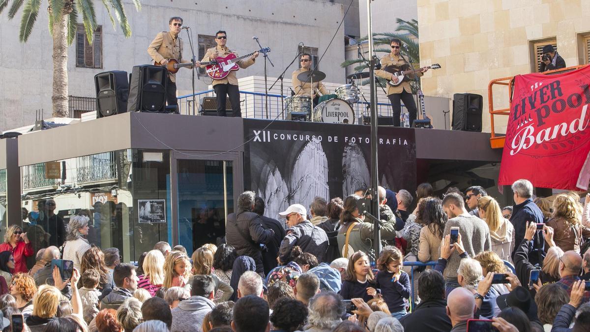 Actuación de The Liverpool Band en el Claustro de Alicante, en 2019