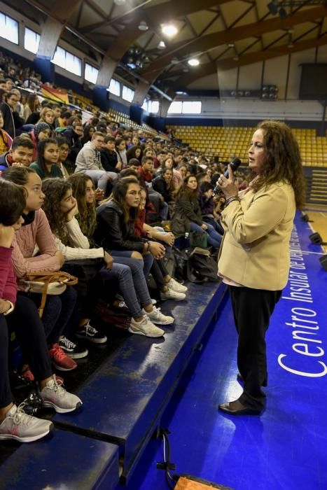 La diputada Carla Antonelli, con estudiantes de Secundaria en el Centro Insular de Deportes