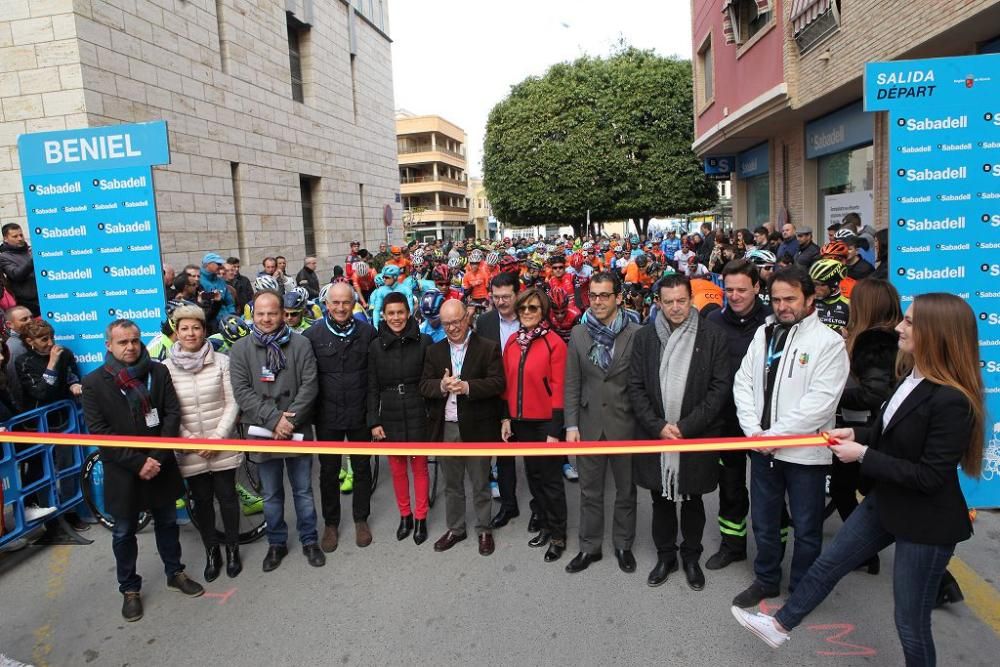 Ambiente a la salida y la llegada de la Vuelta Ciclista a Murcia