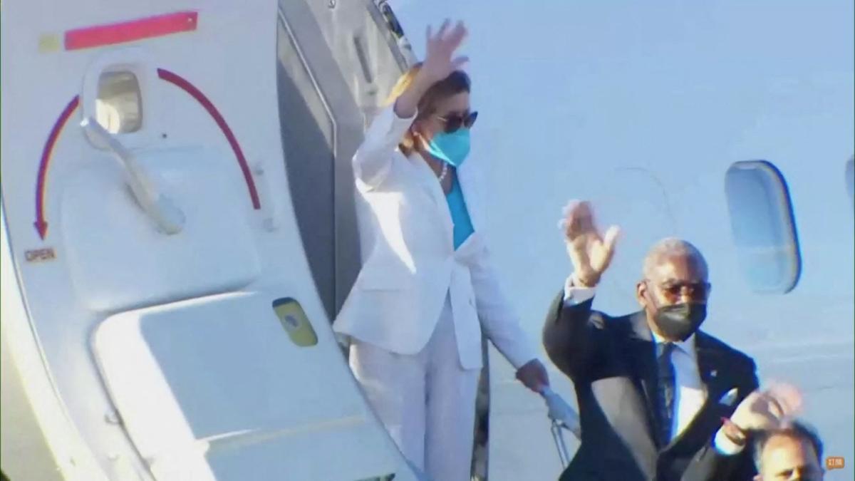 Nancy Pelosi, saluda mientras aborda un avión antes de salir del aeropuerto de Taipei, Taiwán