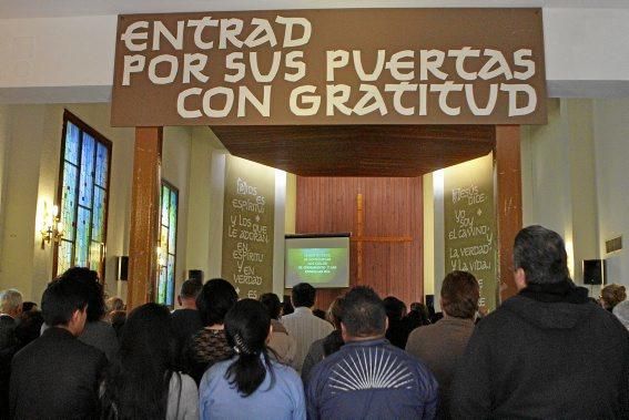 Starke Gefühle, innige Gebete: Den Sonntagsgottesdienst feiern alte und junge Mitglieder aus den verschiedensten Ländern in Palmas evangelischer Gemeinde mit Hingabe. Ein fester Bestandteil der Messe