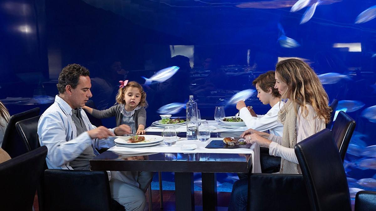 Familia cenando en el Oceanogràfic con las maravillosas vistas que ofrece.