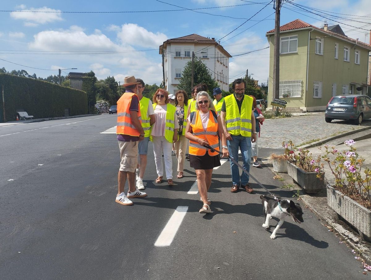Participantes en la caminata a la altura de la estación de tren de Infesta.