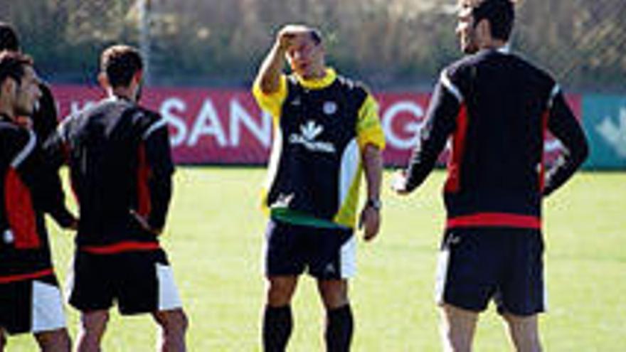 Liceranzu, dirigiéndose a alguno de los jugadores que el sábado fueron titulares frente al Eibar.