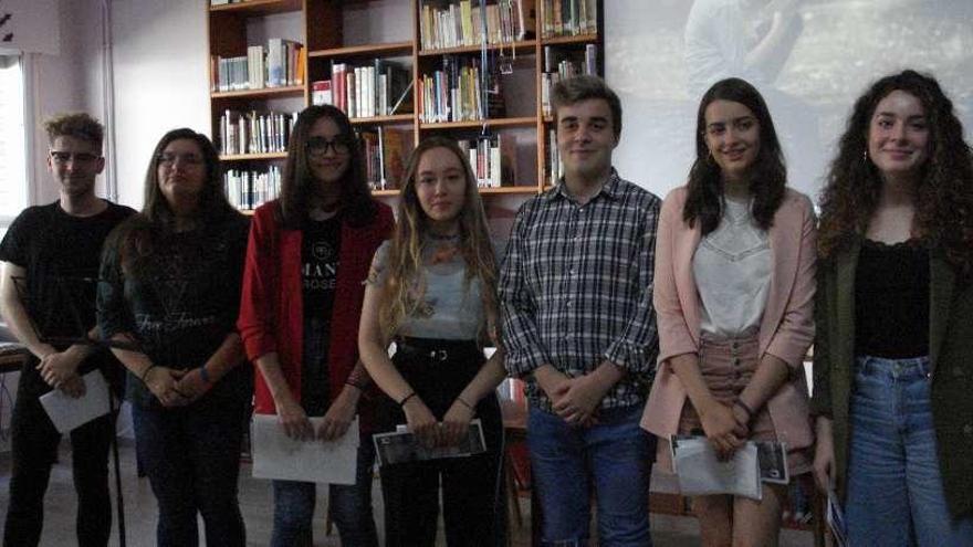 Arriba, premiadas durante la entrega de los galardones en el instituto. Izda., lectura de uno de los poemas premiados en el certamen. // Fdv