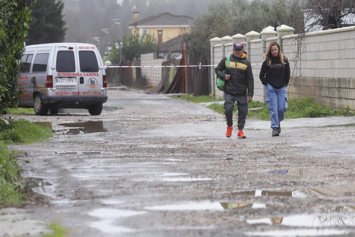 Un vecino de Guadalvalle camina tras recoger varios objetos de su casa.