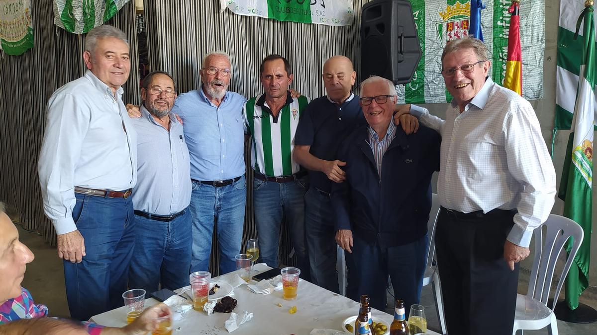 Pepe Escalante, Miguel Reina y Juan Verdugo, entre otros, durante el banquete de la Gran Peña del Córdoba CF de Castro del Río.