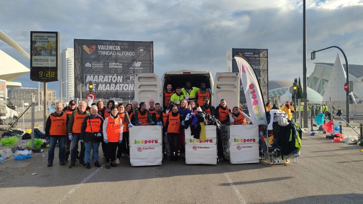 El equipo de Koopera Cáritas ha recogido un total de más de 12.000 prendas de ropa este año en la salida del último Maratón Valencia.