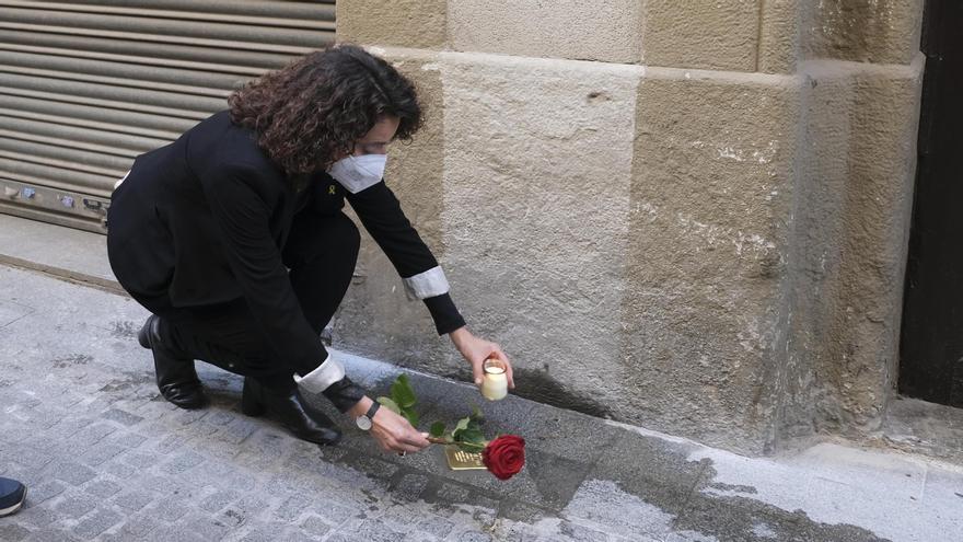 Col·locació d'una llamborda Stolpersteine al carrer de Talamanca