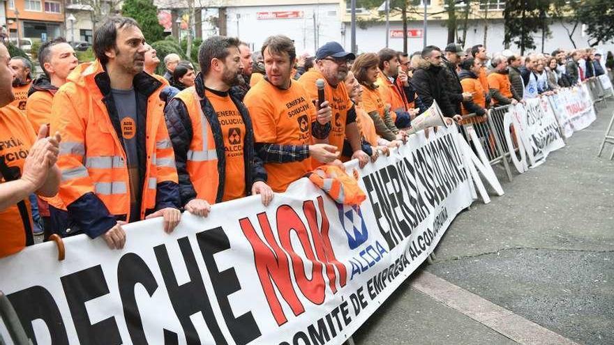 Concentración de trabajadores de Alcoa a la entrada de la fábrica de aluminio de A Grela.