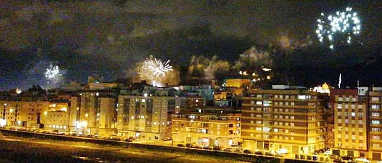 Castillos artificiales falleros en Sagunt. | LEVANTE-EMV