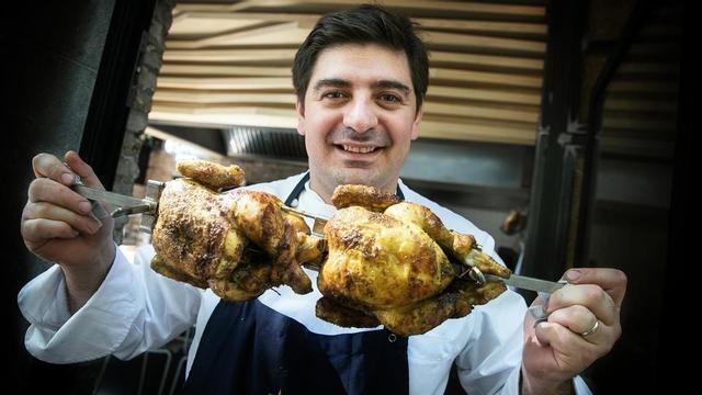 Eugeni de Diego, en lucha con la espada de los pollos a l'ast.