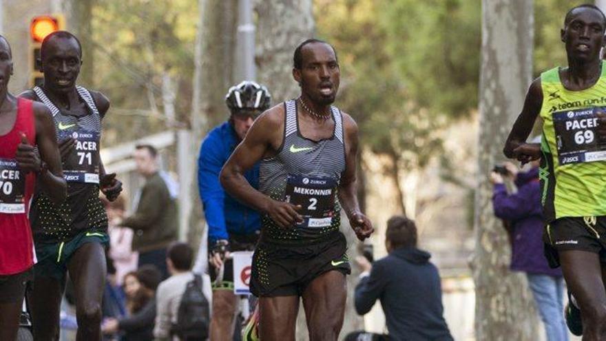 Jonah Kipkemoi Chesum (dreta) corrent al costat de l&#039;etíop Tsegaye Mekonnen, al centre de la imatge