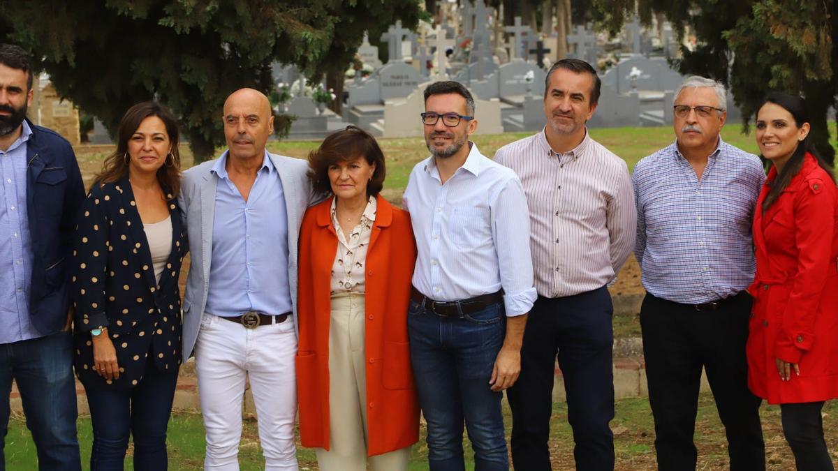 Carmen Calvo, en el centro de la imagen, junto a compañeros socialistas en el acto de memoria democrática realizado este lunes en el cementerio de La Salud.