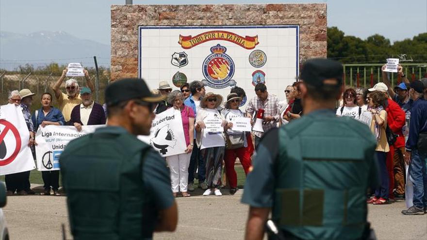 Un centenar de personas piden paz en la Base Aérea