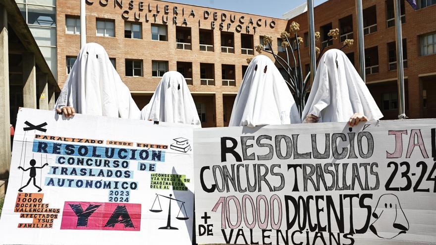 Sindicatos y docentes afectados por el concurso de traslados protestan en Conselleria de Educación