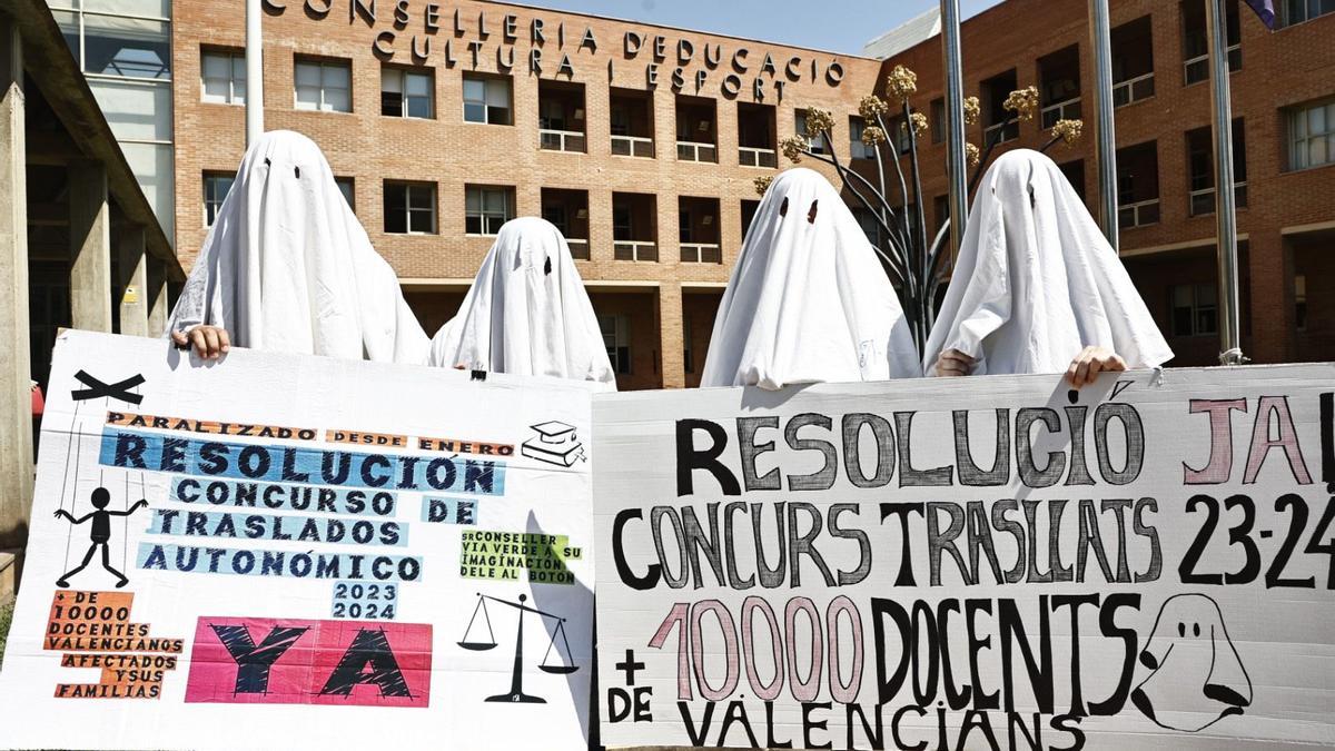 Sindicatos y docentes afectados por el concurso de traslados protestan en Conselleria de Educación