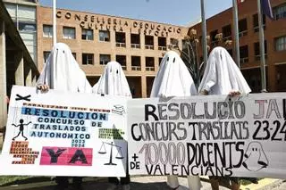 Sindicatos y docentes afectados por el concurso de traslados protestan en Conselleria de Educación