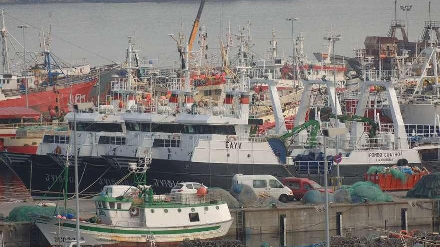 Barcos de altura amarrados en el muelle coruñés de Oza. / carlos pardellas