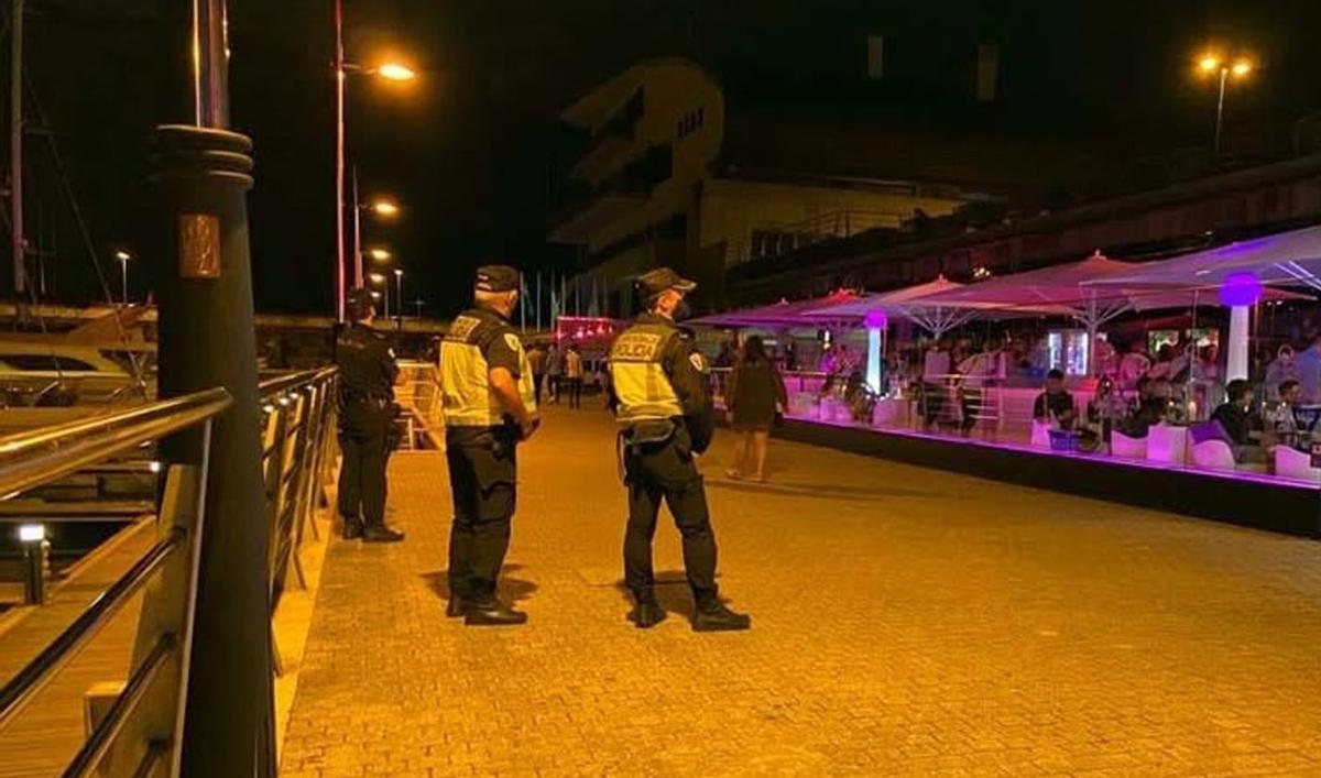 Agentes policiales de Sanxenxo, en una zona de ocio nocturno.