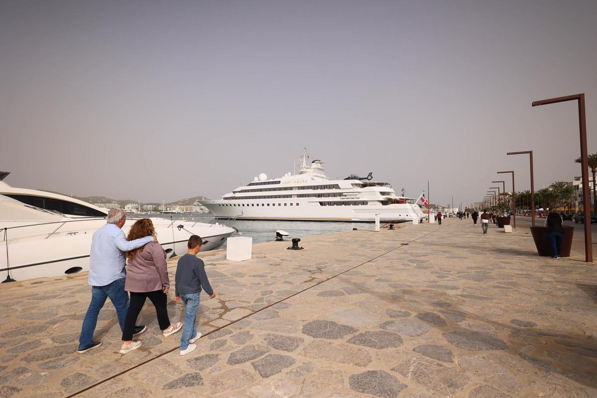 El megayate 'Lady Moura' estrena la temporada en la nueva marina del puerto de Ibiza