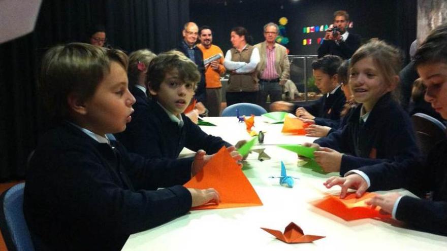 El taller de papiroflexia que realizaron los niños tras la visita.