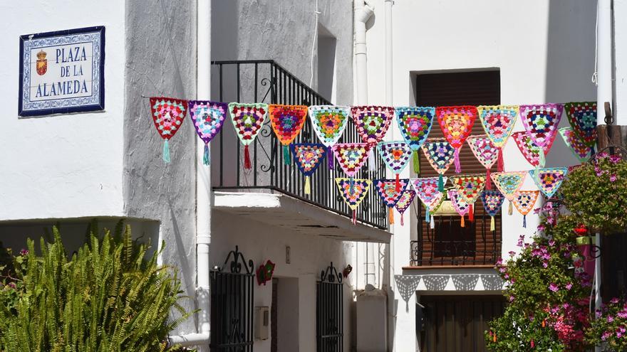 Pujerra embellece sus calles con diseños de croché