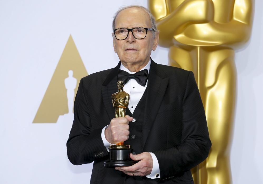 Ennio Morricone posa con su Oscar