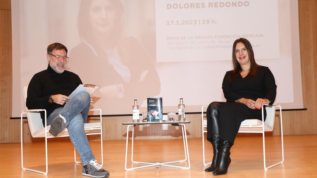 Javier Vázquez y Dolores Redondo, en el Patio de la Infanta, este martes.