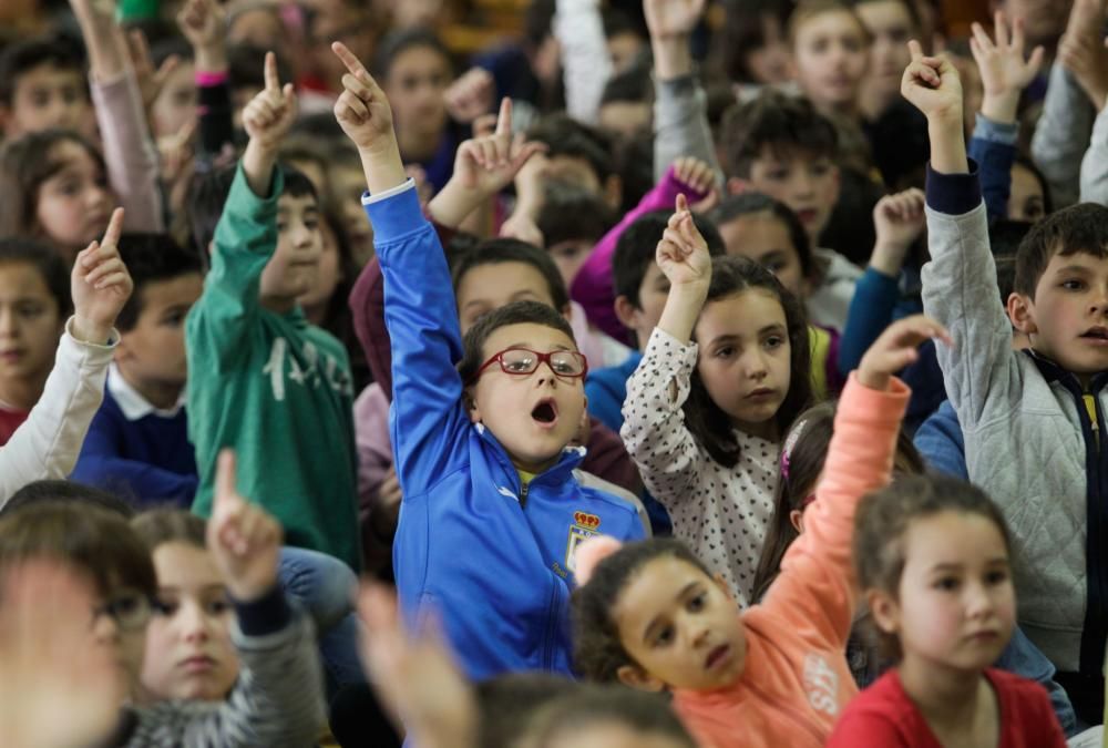 El guitarrista Pablo Sáinz Villegas en el colegio Parque Infantil de Oviedo