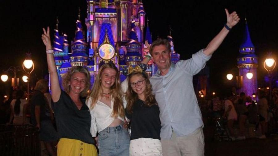 Con su marido, Guy Vaes, y sus hijas, Inés y Catalina, en Disneyland.
