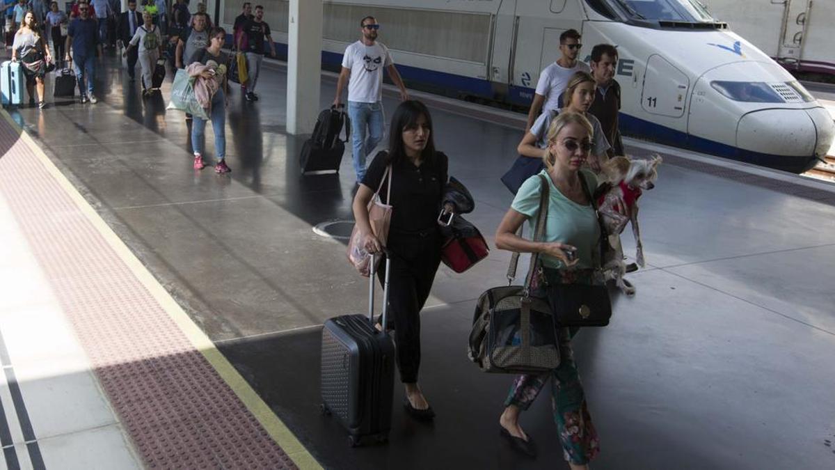 Imagen de archivo de pasajeros camino del vestíbulo tras llegar en un AVE desde Madrid.