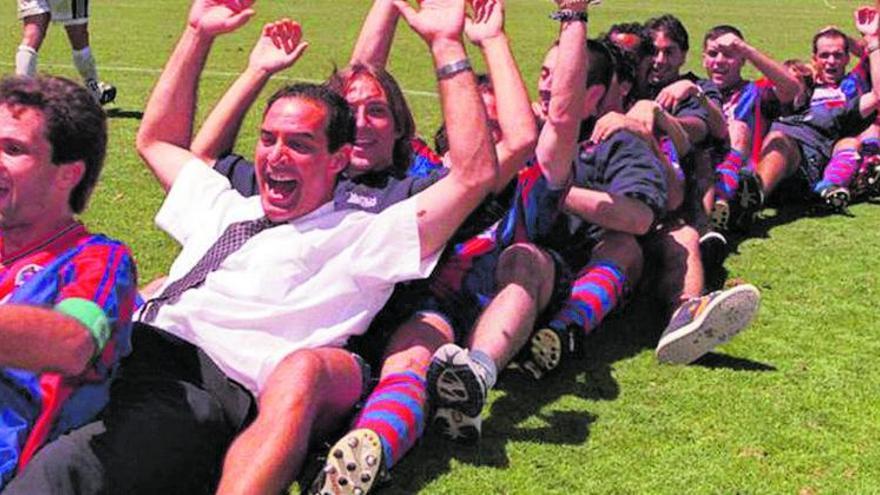 El capitán Ferran Giner y el técnico Pepe Balaguer festejan el ascenso ante el Castilla. | J.M.LÓPEZ