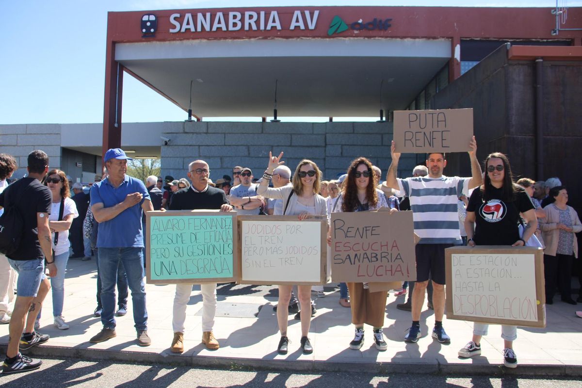 Protesta en la estación AV sanabria en Otero por la supresión de frecuencias anunciada por Renfe.