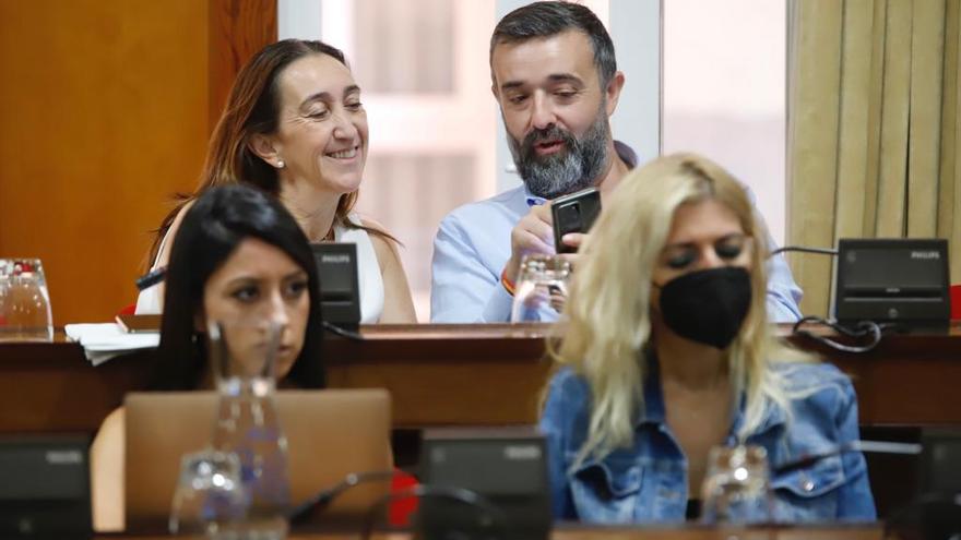 Los concejales de Vox Paula Badanelli y Rafael Saco, en el salón de plenos.