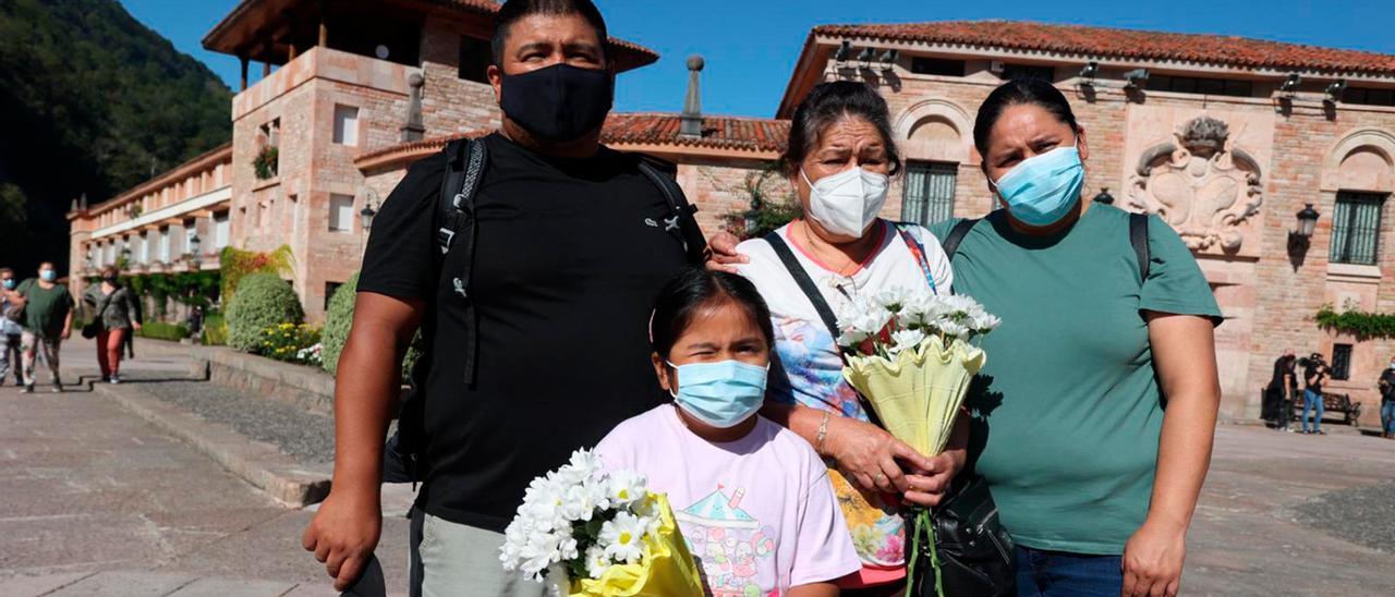 Día de Asturias: La promesa que se hace realidad en Covadonga: "Prometí que si mi mujer superaba el covid iríamos a ver a la Santina"