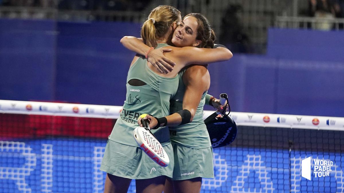 Ari Sánchez y Paula Josemaría, abrazándose este jueves tras ganar.