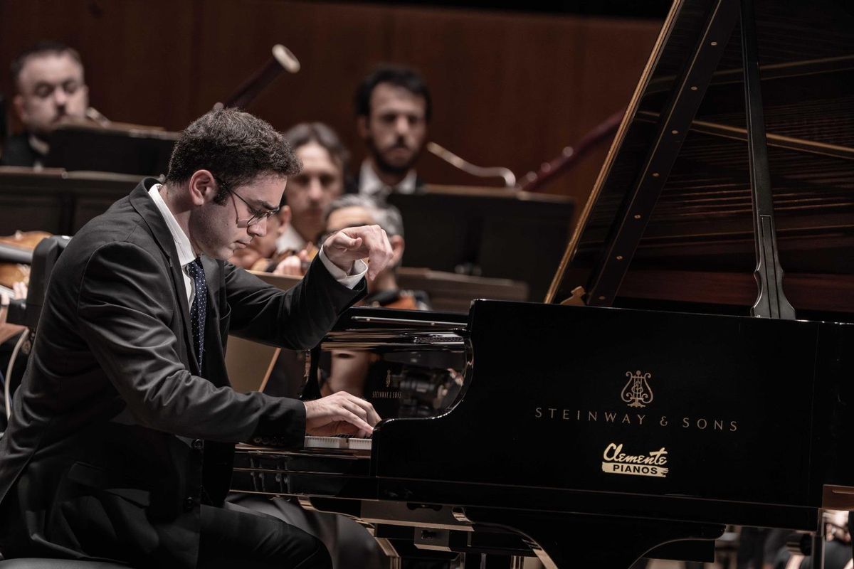 Nabeel Hayek, tocando el piano.
