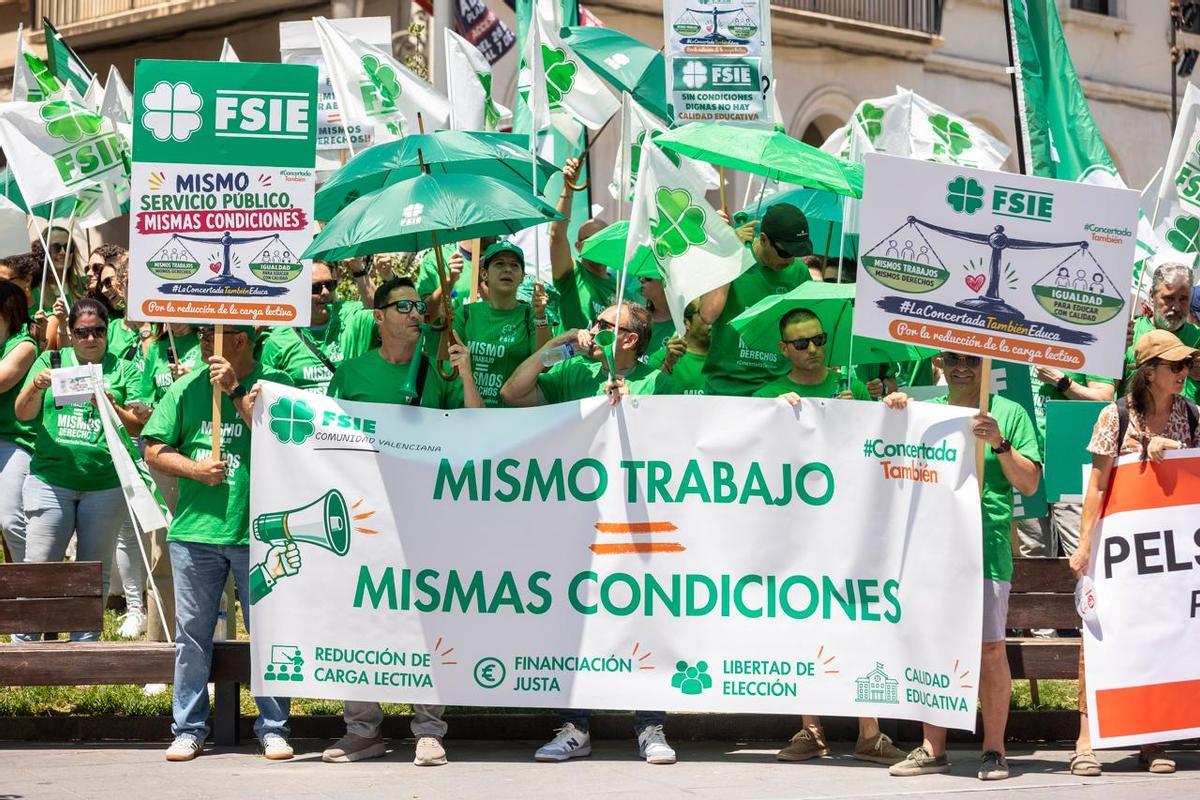 Docentes de la concertada, en la protesta de este viernes en la plaza de la Montañeta de Alicante