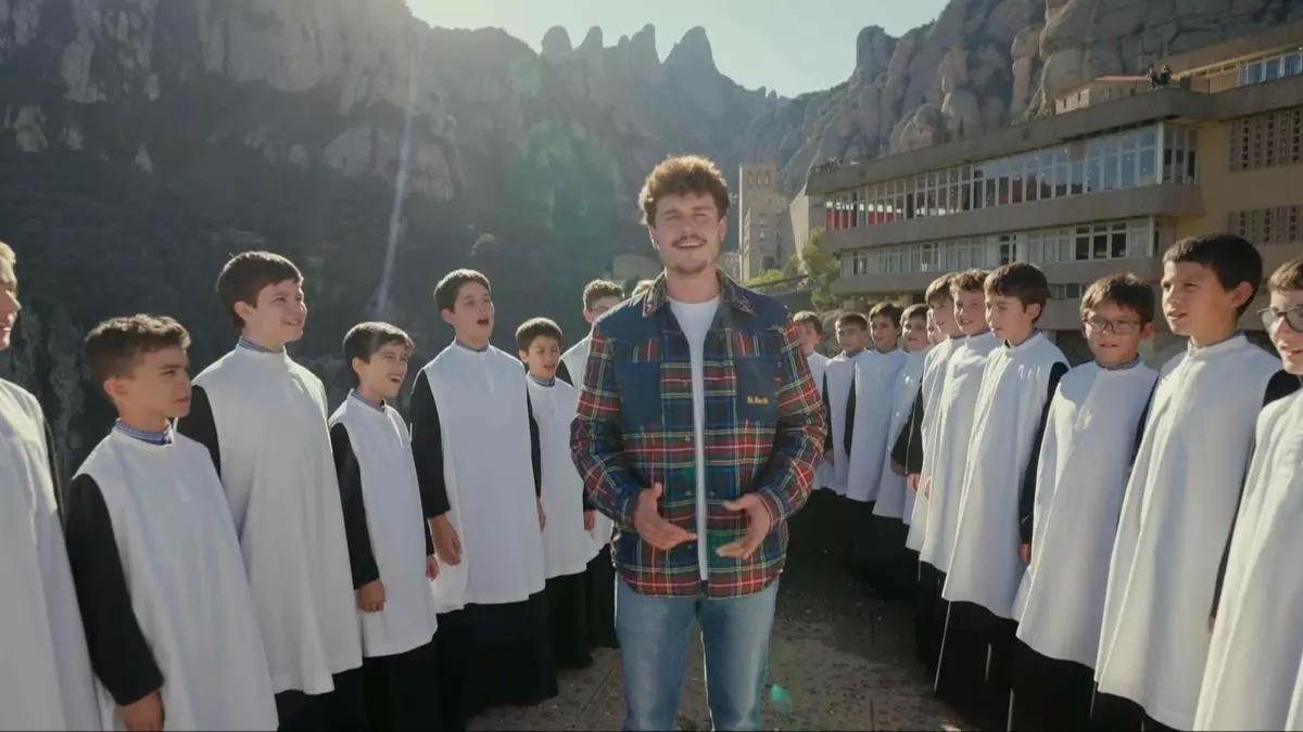 Miki Núñez y la Escolanía en la grabación del videoclip en Montserrat.