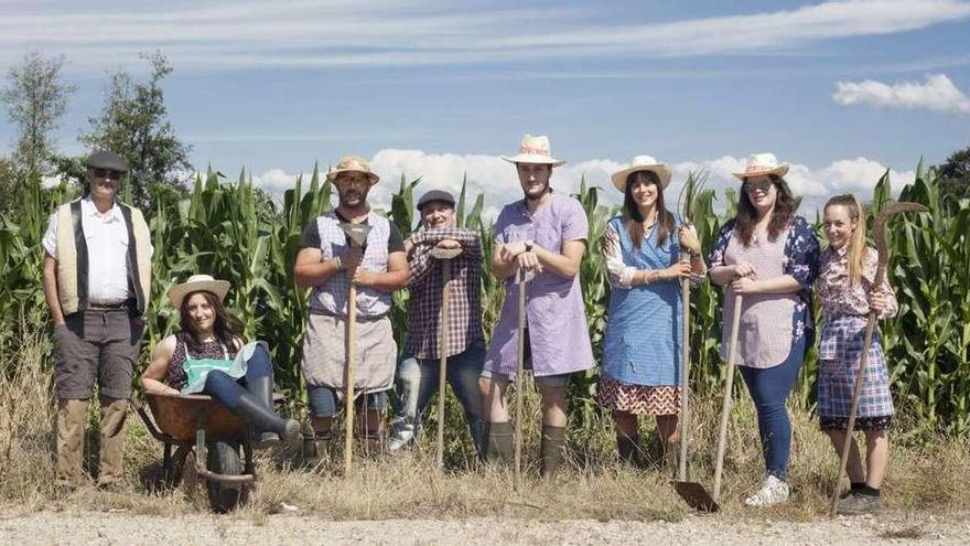 Ocho de los nueve integrantes de la comisión de fiestas. De izquierda a derecha: Ángel, Antía, Carlos, Abraham, Alberto, Judit, Iris y Andrea.