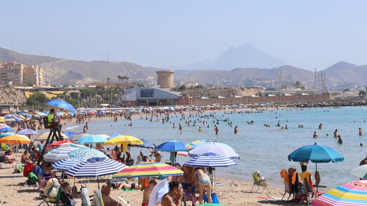Playa Carrer la Mar de El Campello en una imagen del pasado verano.